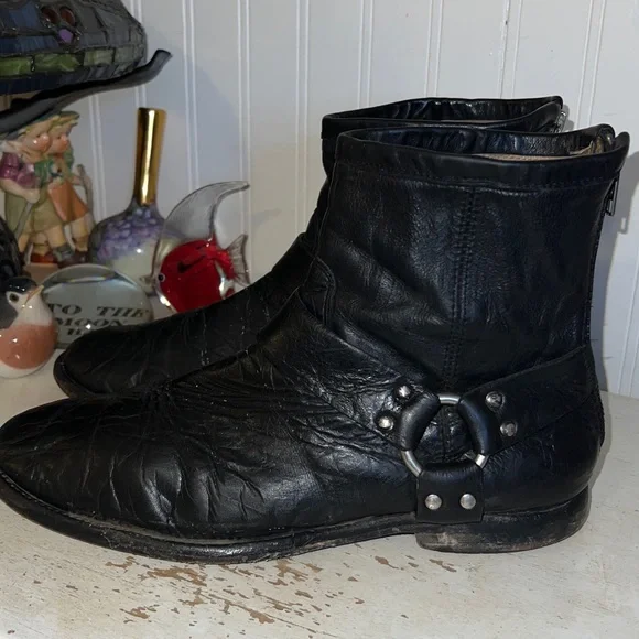 Vintage Frye distressed black leather harness boots size 8.5d
